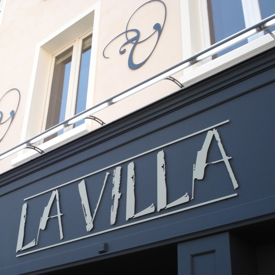 enseignes-non-lumineuses-avec-lettrage-relief